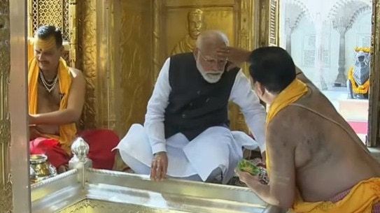 पीएम मोदी काशी विश्वनाथ मंदिर में पूजा के लिए पहुंचे हैं