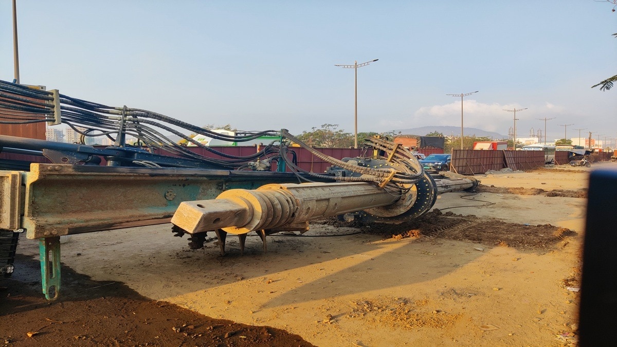 पाइलिंग रिग पलटने से कांस्टेबल की मौत. (Photo: Mohd. Ajaz Khan/ITG) 