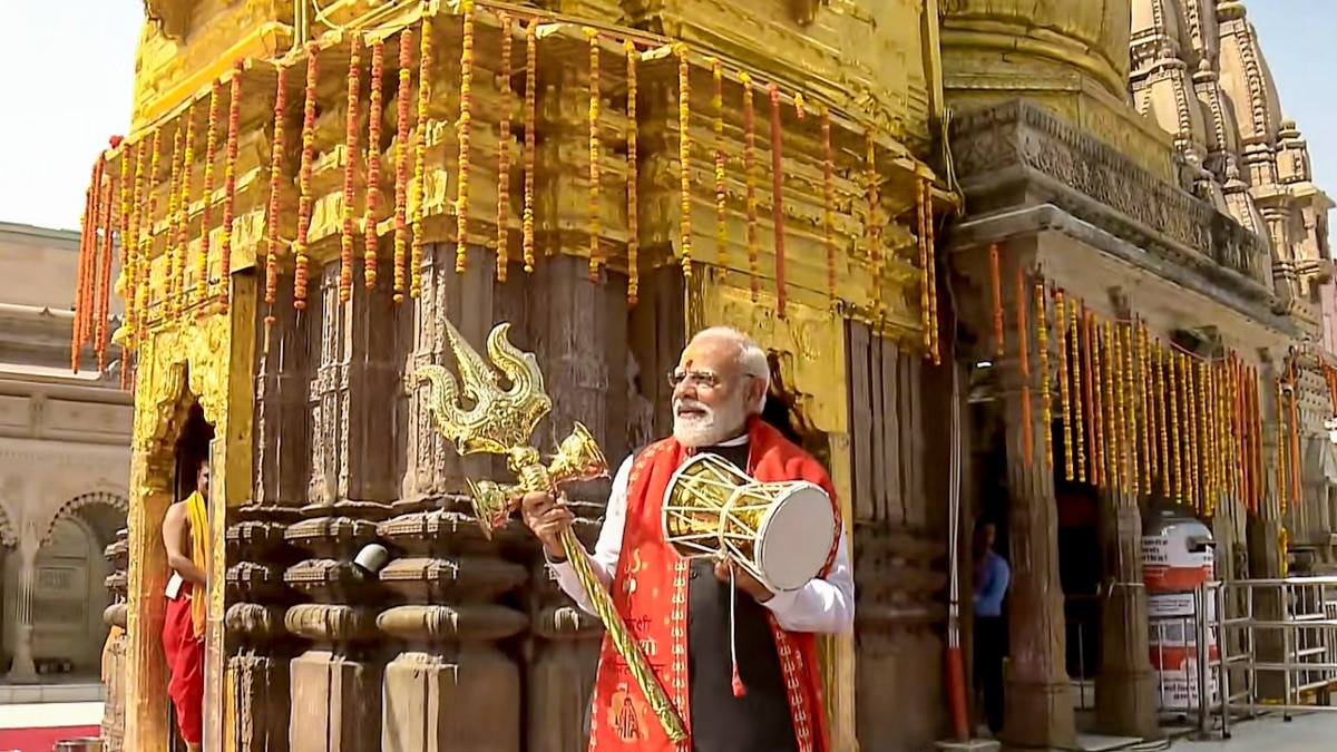 एक हाथ में त्रिशूल, दूसरे में डमरू और पीछे दमकता मंदिर... पीएम मोदी की काशी विश्वनाथ पूजा की अद्भुत Photos