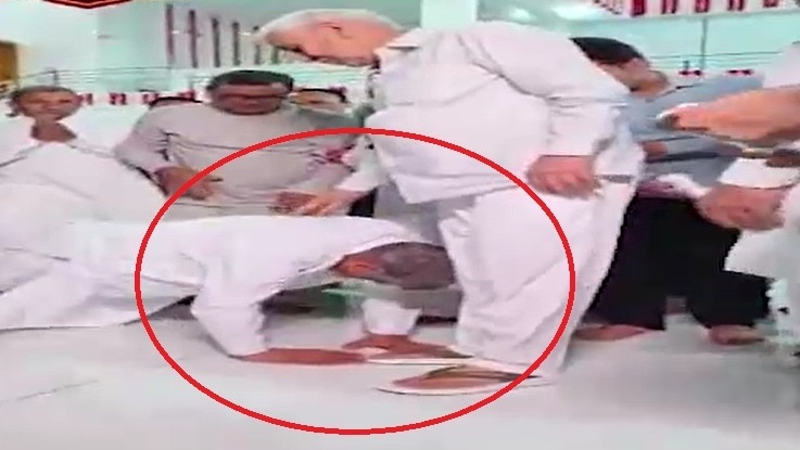 रामपाल के पैरों पर गिरे बीजेपी विधायक रणधीर पणिहार. (Photo: Screengrab)
