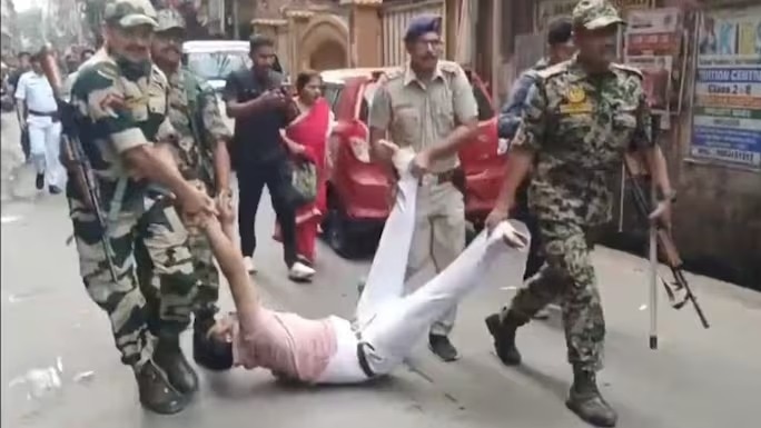 बंगाल में माहौल टाइट है! नादिया, पनिहाटी, 24 परगना हर जगह वोटिंग में मारा-मारी, तोड़फोड़, photos