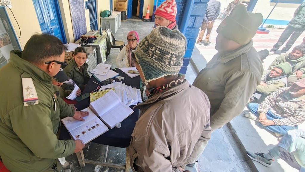 बद्रीनाथ में पुलिस का सख्त पहरा.(Photo: Kamal Nayan Silori/ITG)