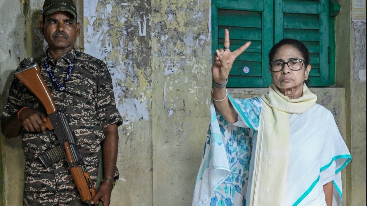 TMC उम्मीदवार जहांगीर खान के दफ्तर के पास बड़ी संख्या महिलाओं का प्रदर्शन हुआ है. (Photo: PTI)