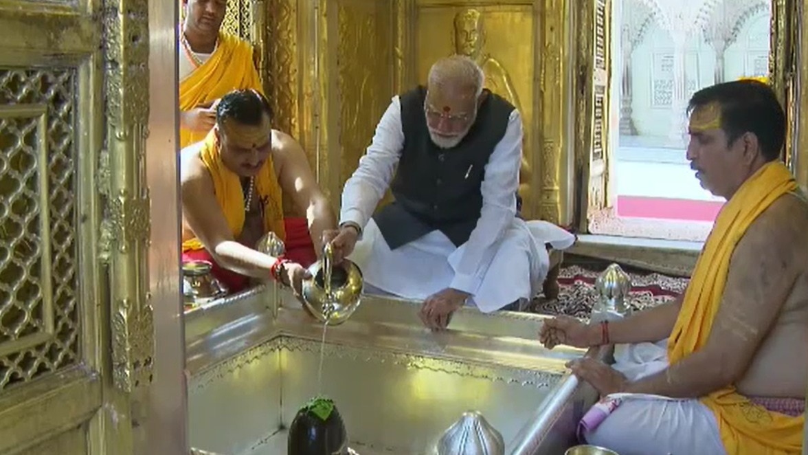 पीएम मोदी ने काशी विश्वनाथ मंदिर में की विशेष पूजा अर्चना