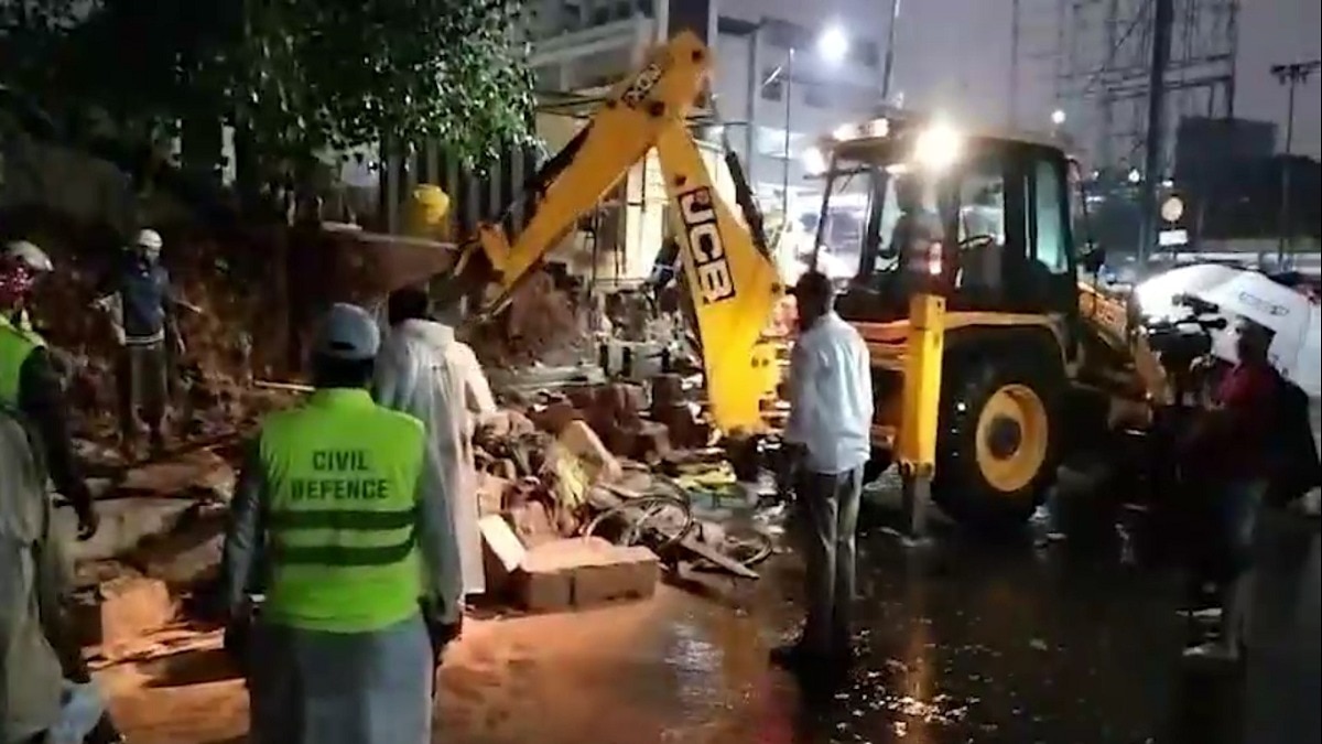 मलबे की चपेट में सड़क किनारे दुकान लगाने वाले विक्रेता और राहगीर आ गए. Photo Screengrab