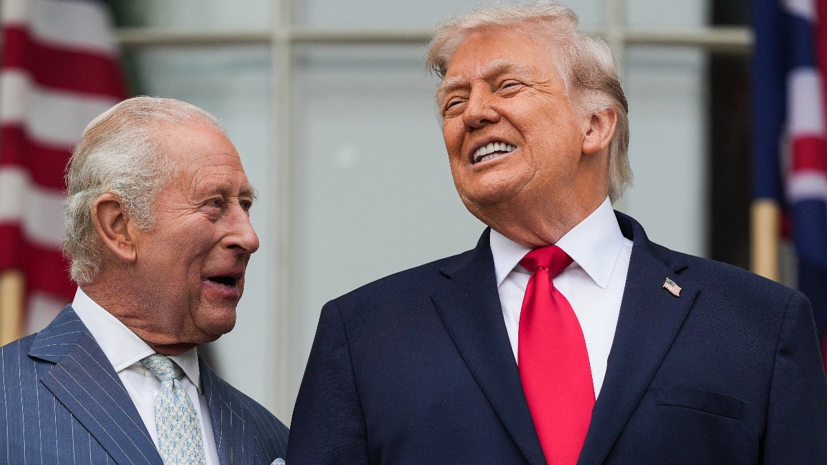 किंग चार्ल्स के साथ ठहाके लगाते अमेरिकी राष्ट्रपति डोनाल्ड ट्रंप  (Photo - AP)