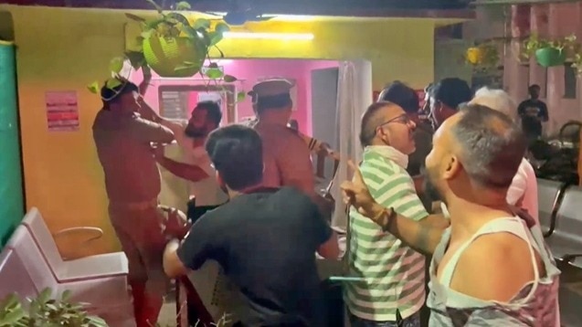 मिर्जापुर: चौकी में घुसकर पुलिसवालों को पीटा! दारोगा की वर्दी फाड़ी