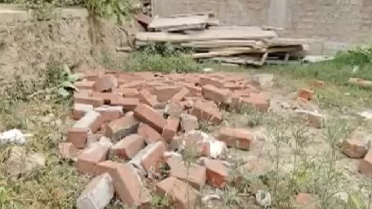 शख्स के सिर पर ही ढह गया मकान (Photo: itg)