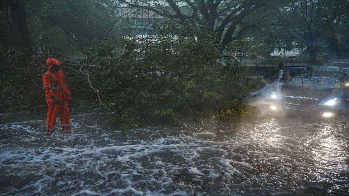 सड़कों पर समंदर, मौत का तांडव... अप्रैल की गर्मी में बारिश से बेहाल बेंगलुरु, Photos