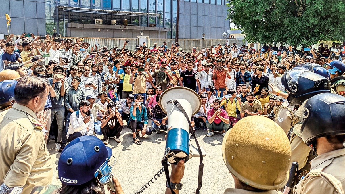 बीते दिनों नोएडा में मजदूरों ने किया था प्रदर्शन (Photo: PTI)