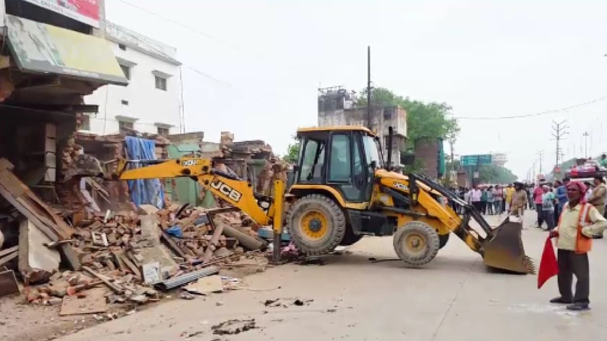 चंदौली में जामा मस्जिद और कॉलेज सहित 50 से ज्यादा अतिक्रमण हटाए गए.(Photo:Screengrab)