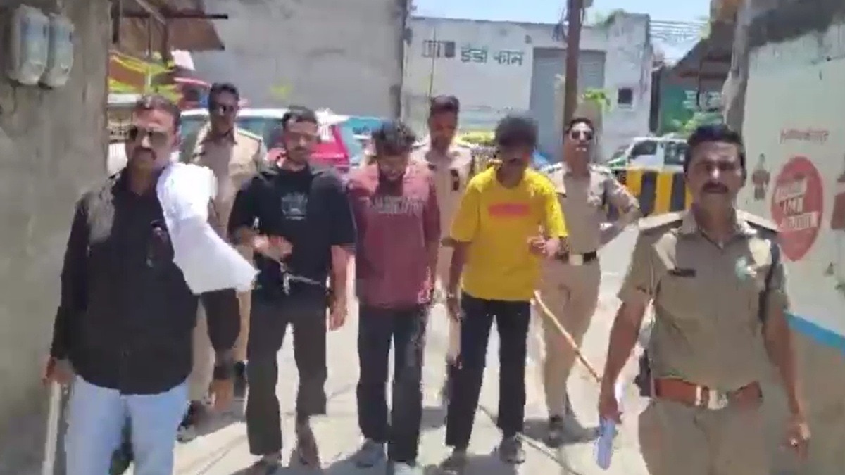 बदमाशों का जुलूस निकालकर पुलिस ने दिखाई सख्ती (Photo: Screengrab)