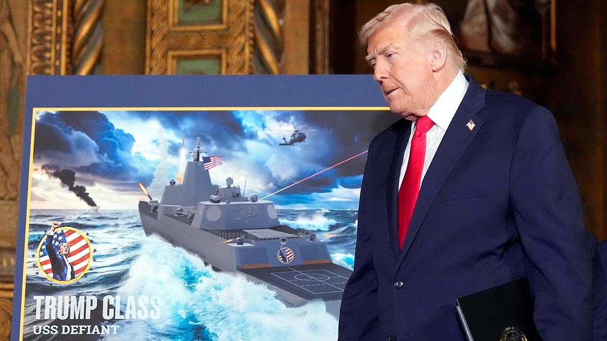 ट्रंप क्लास बैटलशिप की तस्वीर के साथ अमेरिकी राष्ट्रपित डोनाल्ड ट्रंप. (File Photo: AP)