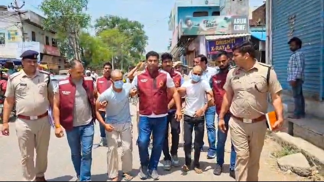 आरोपियों को गंजा कर कराई शिनाख्त परेड.(Photo: Sachin Gaur/ITG)