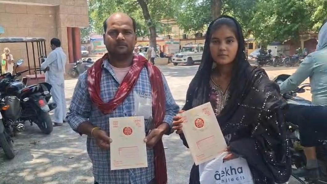 'साहब शादी है, सिलेंडर दिलवा दीजिए...', DM से LPG मांगने पहुंची युवती