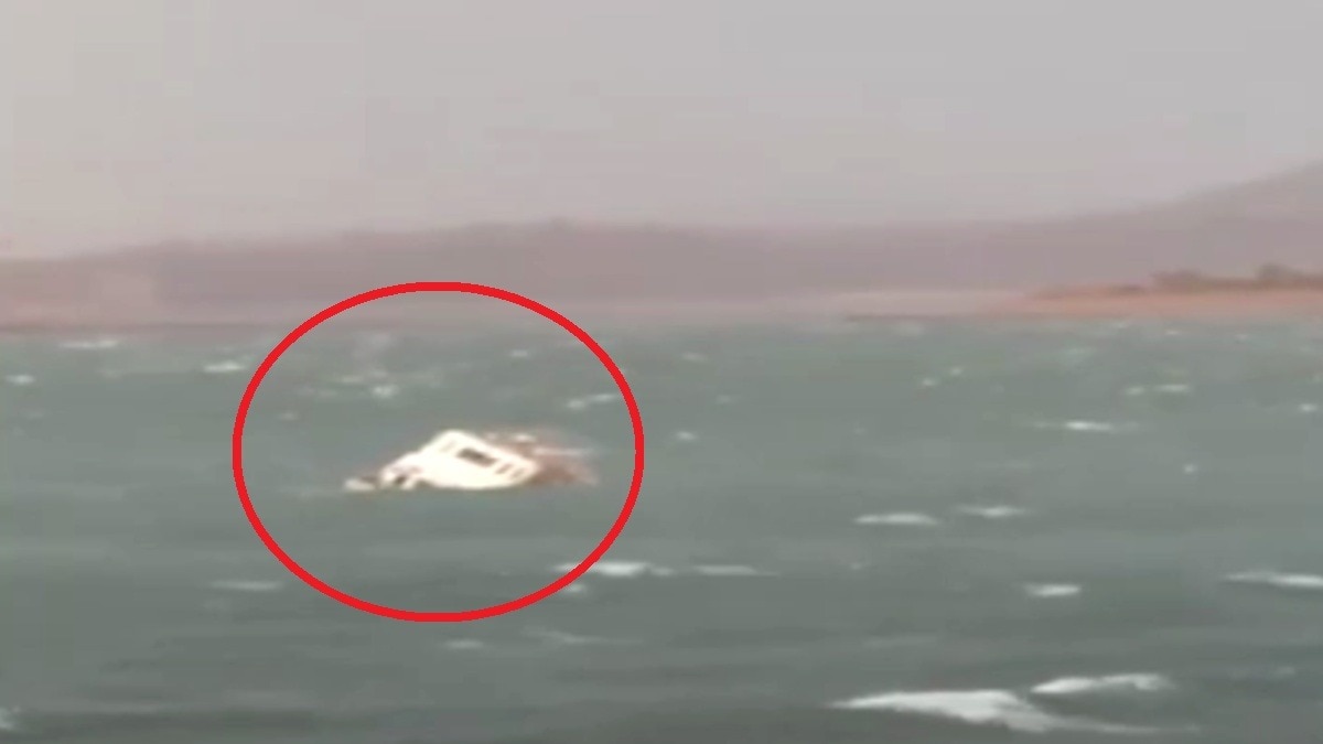 नर्मदा के बैकवाटर में डूबा पर्यटकों का क्रूज.(Photo:Screengrab)