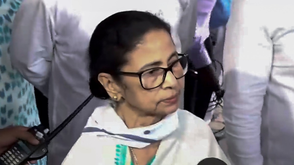 कोलकाता में स्ट्रॉन्ग रूम को लेकर घंटों हुआ हंगामा (Photo: PTI)