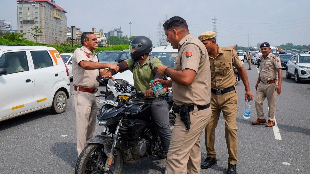 पुलिस ने बाइक सवार को भी हिरासत में लिया था. (Photo: PTI)