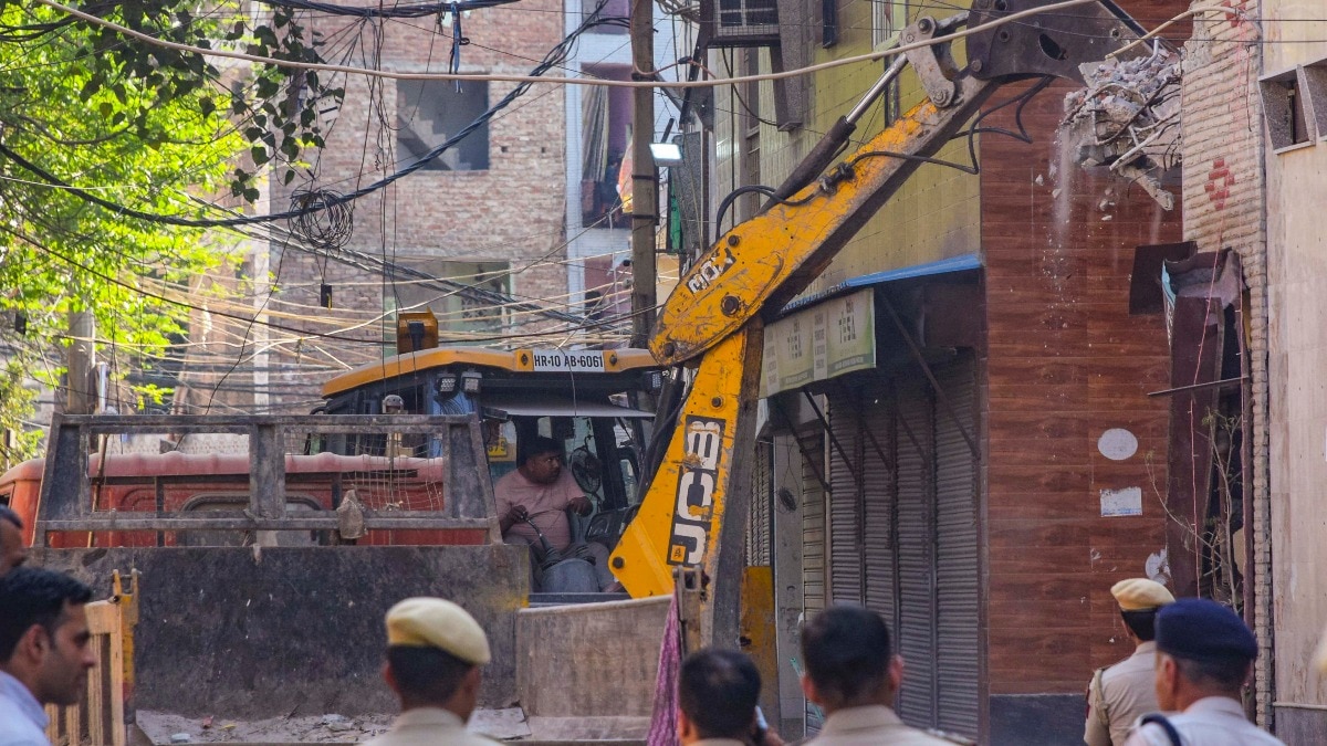 आरोपी के मकान के अवैध हिस्से पर बुलडोजर चला. (Photo- PTI)