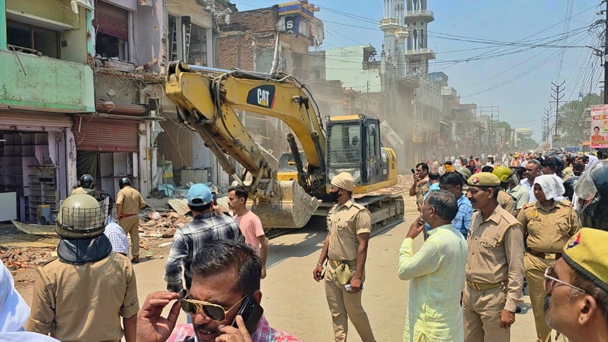 Action Against Illegal Encroachments in Mughalsarai (Photo: ITG)