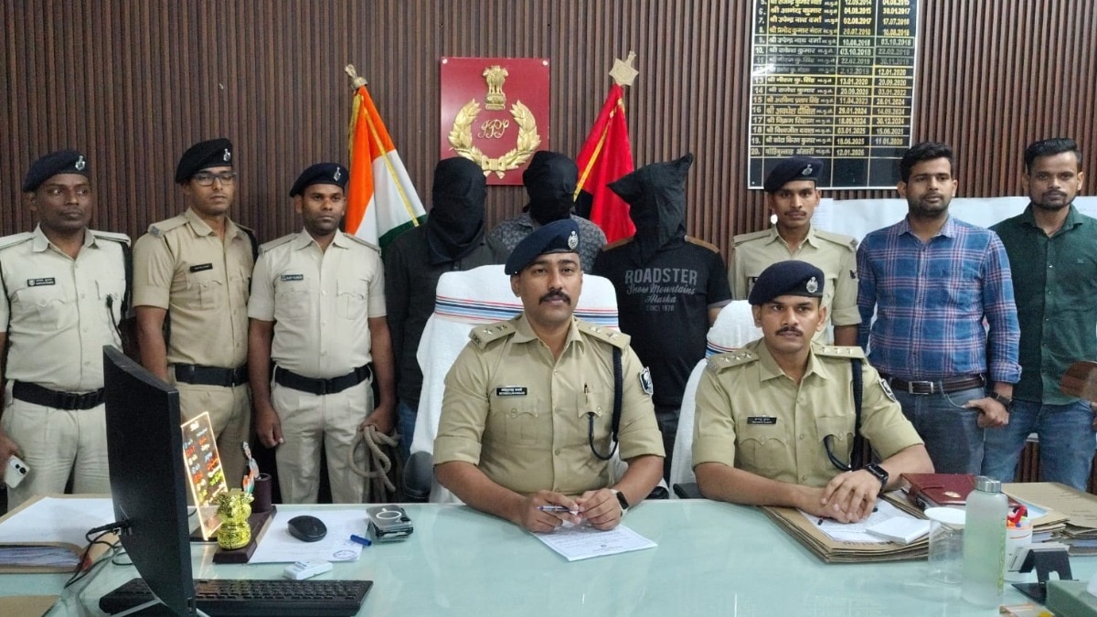 3 मोबाइल, 13 चेकबुक और डेबिट कार्ड बरामद.(Photo: Manibhushan Sharma/ITG)