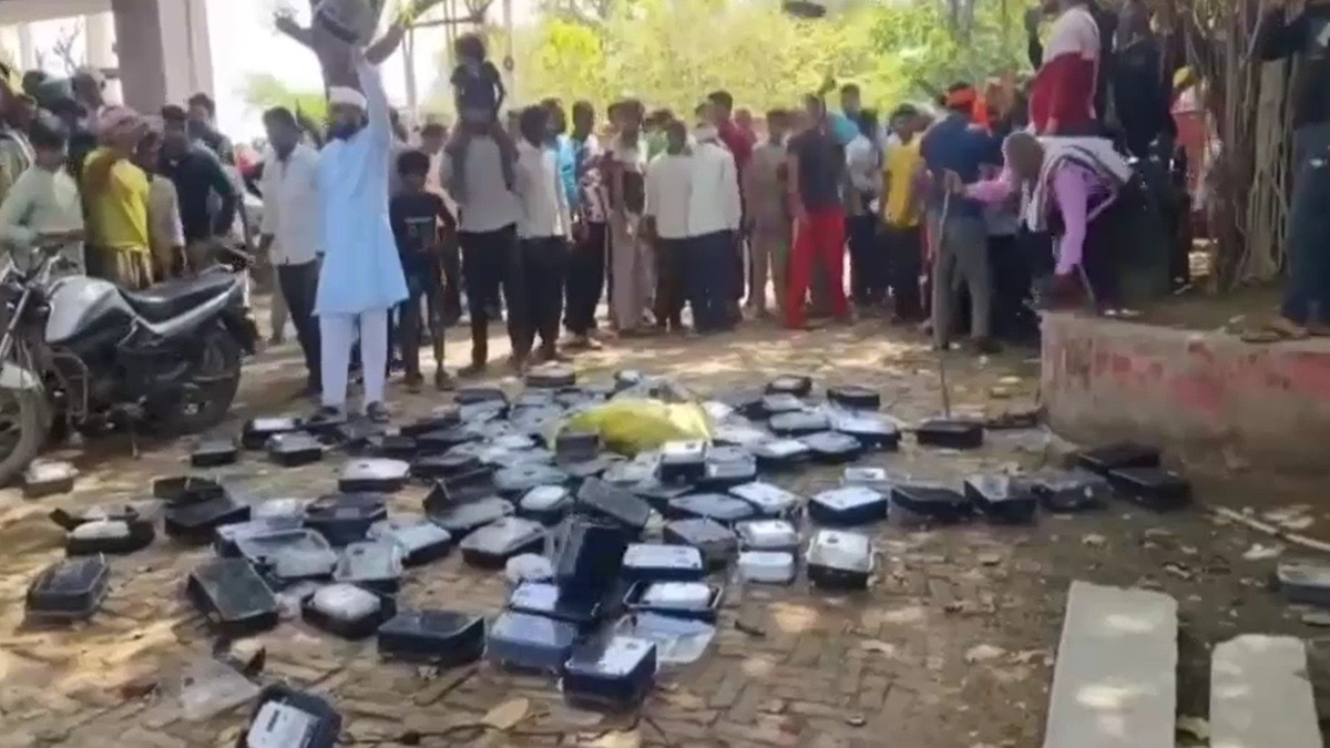 स्मार्ट मीटर के विरोध में ग्रामीणों का प्रदर्शन, बिजली घर में उखाड़कर फेंके मीटर