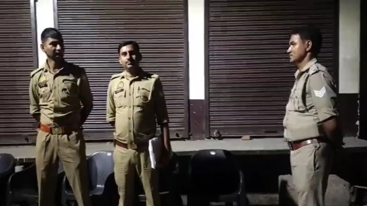 गाजियाबाद में पथराव के बाद इलाके में तैनात पुलिसकर्मी. (Photo: screengrabs)