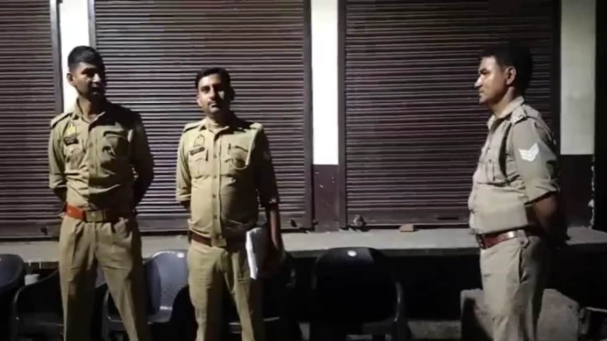 गाजियाबाद में पथराव के बाद इलाके में तैनात पुलिसकर्मी. (Photo: screengrabs)