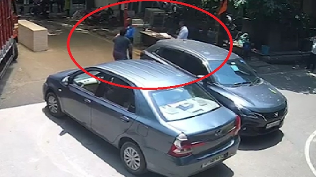 कार सवार ने सोसाइटी के गार्ड को पीटा. (Photo: Screengrabs)