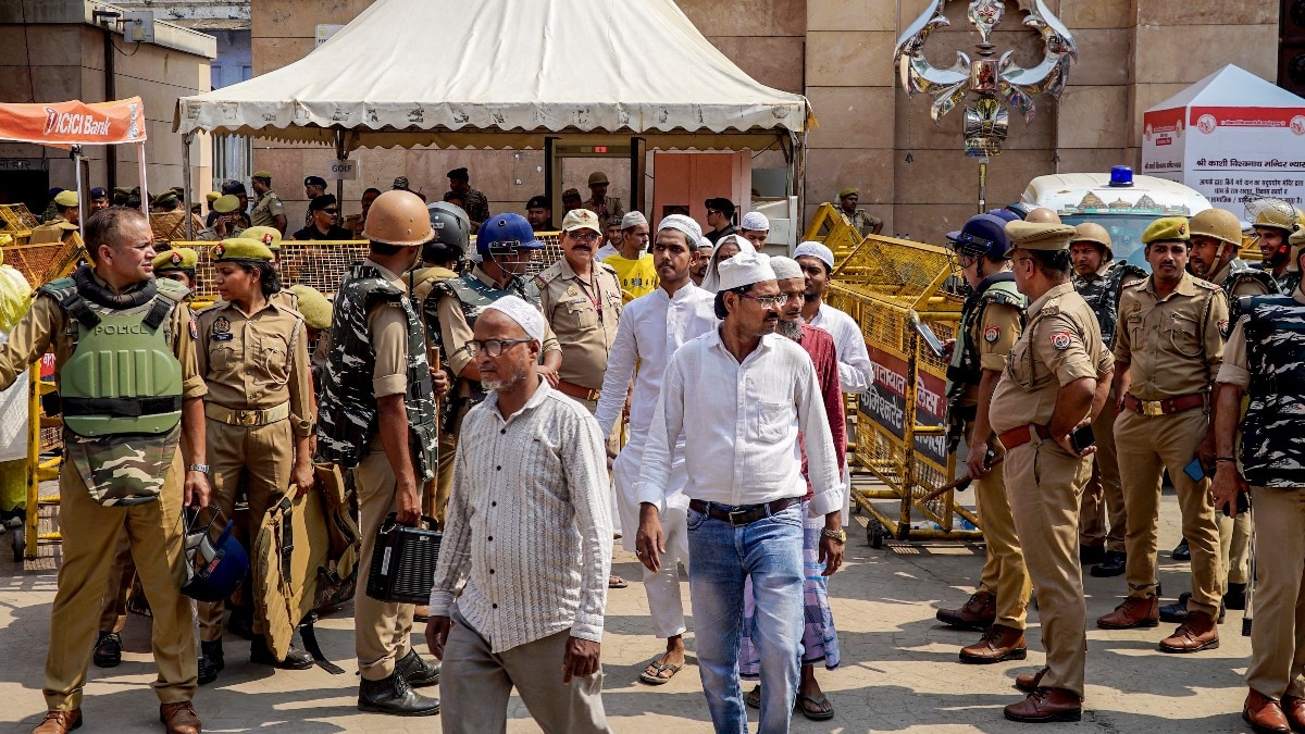 protest-over-saffron-painting-on-gyanvapi-mosque