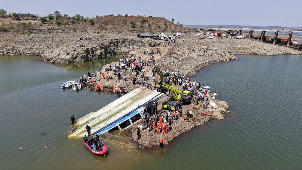 मां-बेटे की तस्वीर वाली फैमिली की आपबीती. (Photo: PTI)