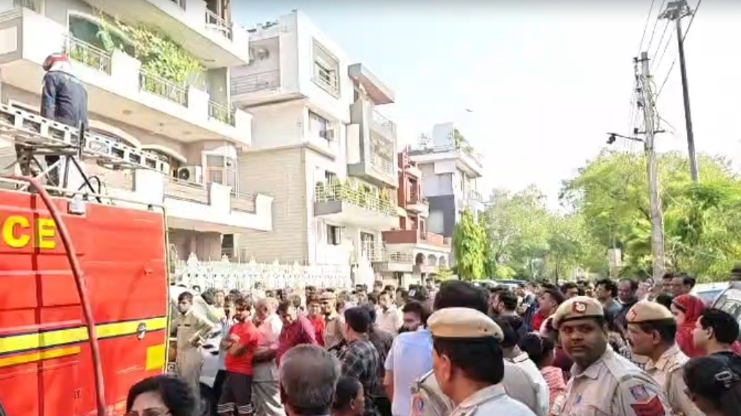 दिल्ली के विवेक विहार में भीषण अग्निकांड, AC में ब्लास्ट के बाद 9 लोगों की मौत