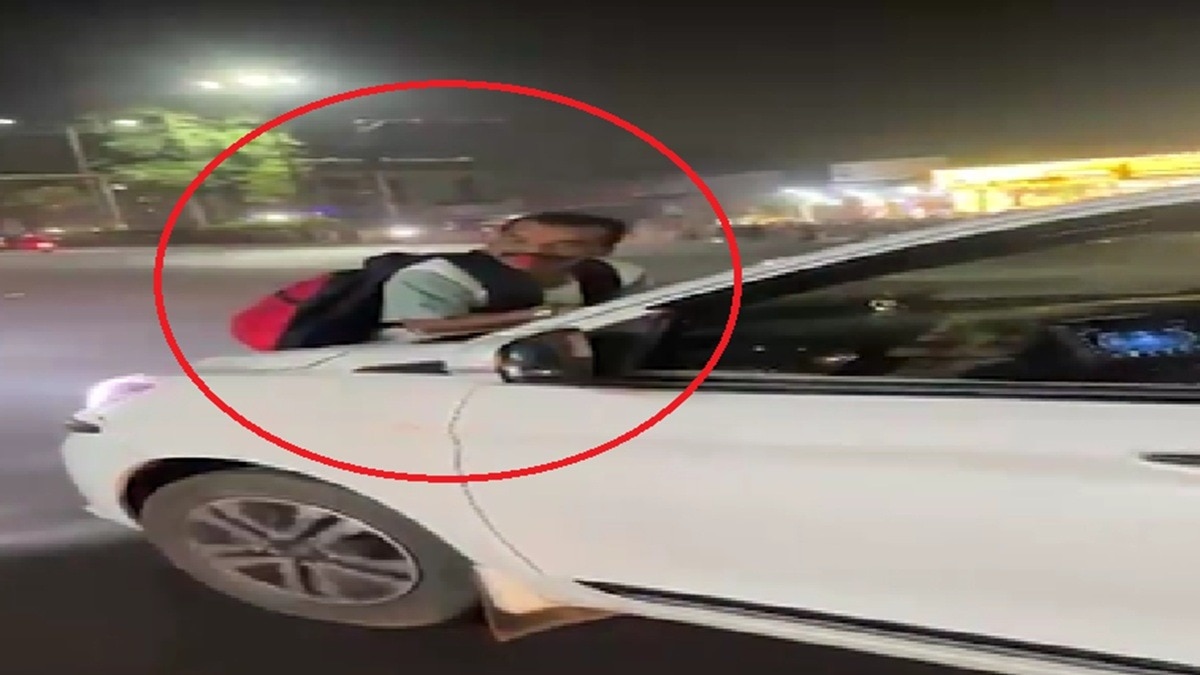 बोनट पर शख्स को घसीटता कार सवार. (Photo: Screengrab)
