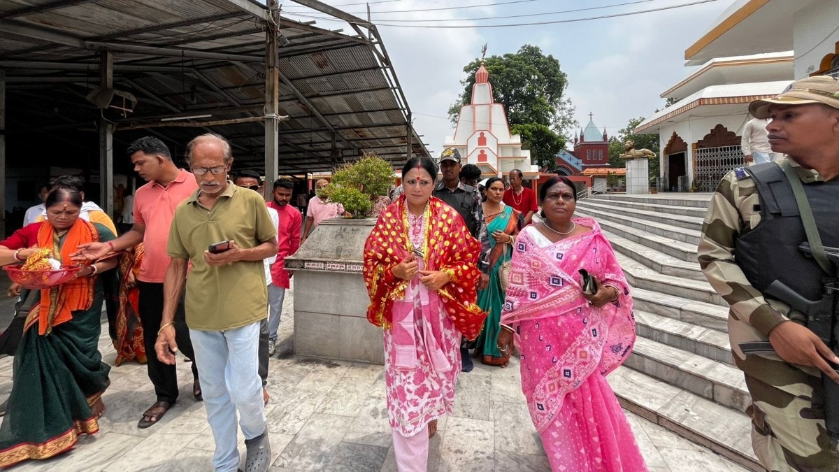 बीजेपी उम्मीदवार अग्निमित्रा ने की मंदिर में पूजा-अर्चना. (photo: ITG)