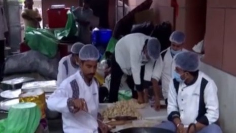 भाजपा मुख्यालय में पूड़ी और जलेबी छन रही है