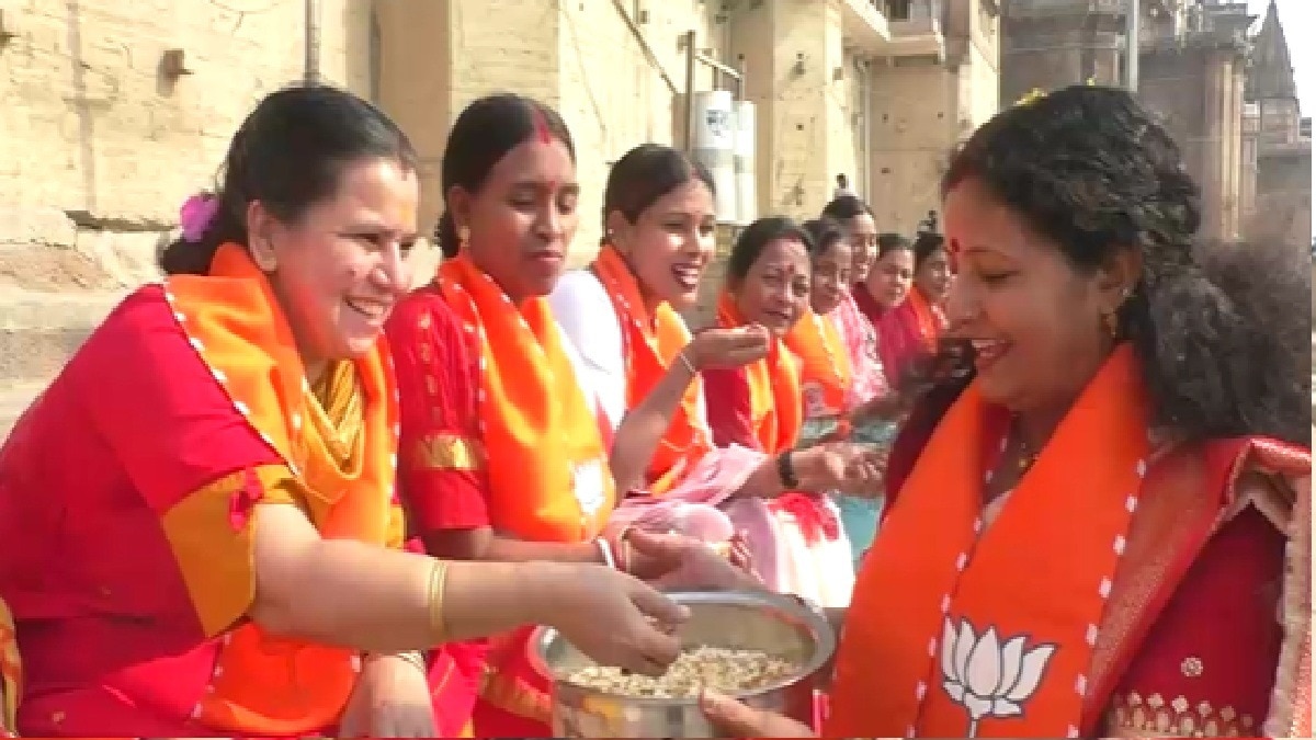 बंगाल में BJP की जबरदस्त जीत पर वाराणसी में बंटी झालमूड़ी (Photo: itg)