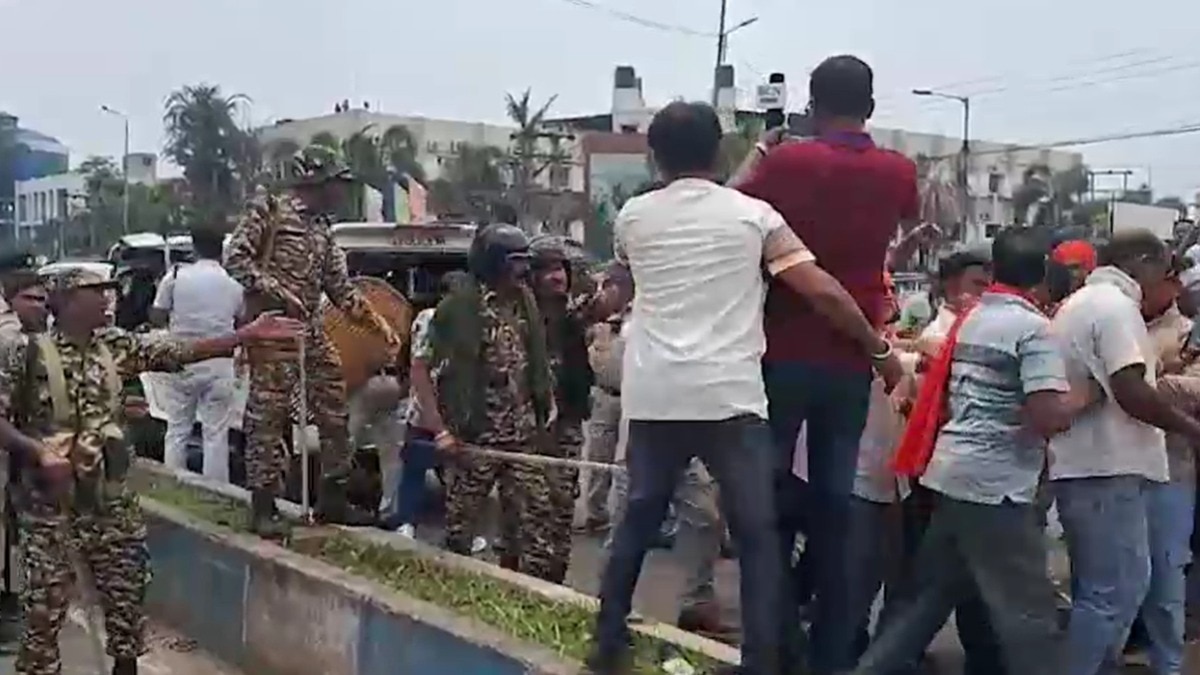 बांकुरा विश्वविद्यालय के मतगणना केंद्र के बाहर भी अपरा-तफरी की खबर सामने आई है. (Photo: ITG)