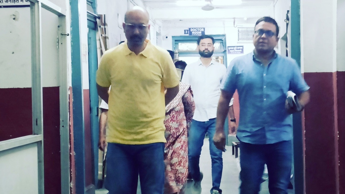 कलेक्टर ने देर रात अस्पताल पहुंचकर केयरटेकर को हटाया.(Photo:ITG)