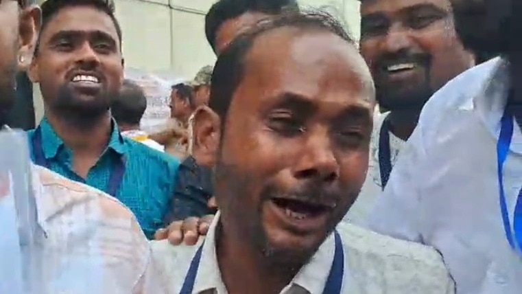बीजेपी की जीत की खुशी में भावुक हुआ कार्यकर्ता. (Photo: ITG)