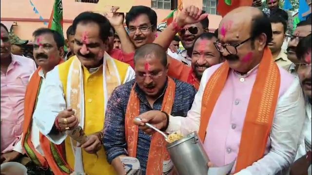 सांसद-विधायक ने ठेले पर बनाई झालमुड़ी.(Photo: Prahalad Kumar/ITG)