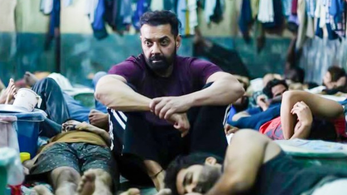बंदर करने में बॉबी देओल ने नहीं की शर्म (Photo: Screengrab)