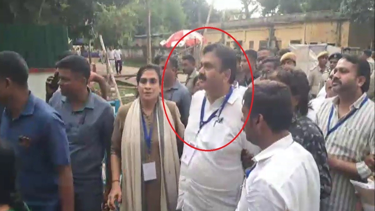 हार के बाद काउंटिंग सेंटर से टीएमसी प्रत्याशी को लेकर जाते अधिकारी. (Photo: Screengrab)