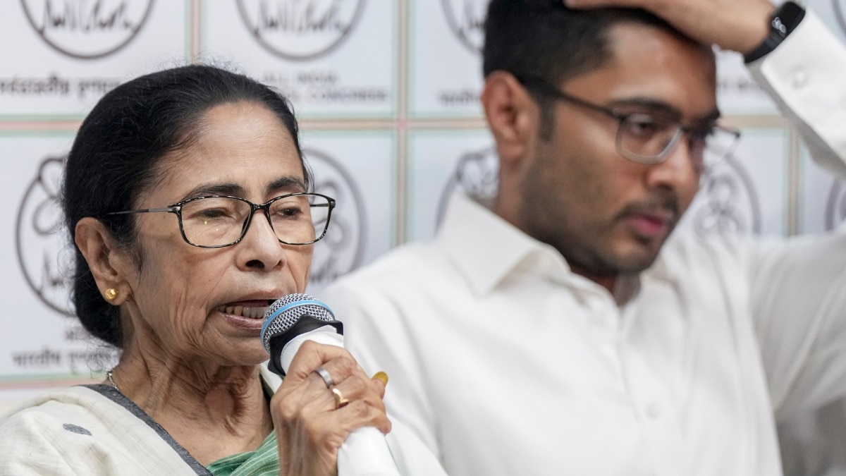 हार के बाद मुख्यमंत्री ममता बनर्जी पहली बार सार्वजनिक रूप से सामने आईं और एक लंबी प्रेस कॉन्फ्रेंस में अपनी बात रखी (Photo: PTI)