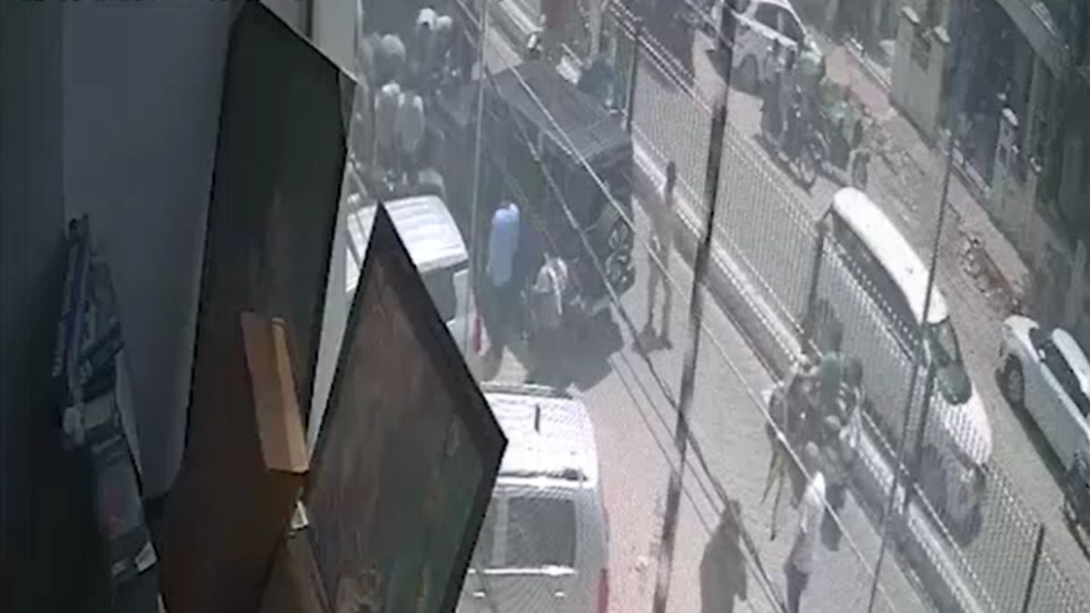 हादसे के बाद ड्राइवर कार से उतरा, फिर मौके से फरार हो गया. (Photo: Screengrab)