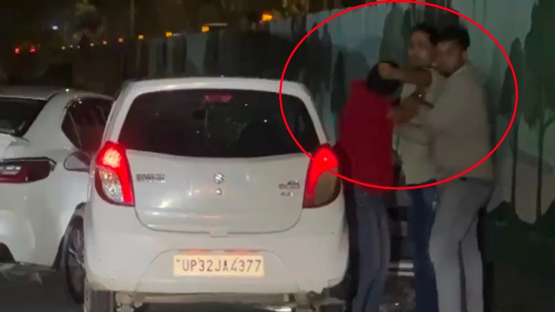 बीच सड़क युवक की पिटाई करते दबंग. (Photo: Screengrabs)