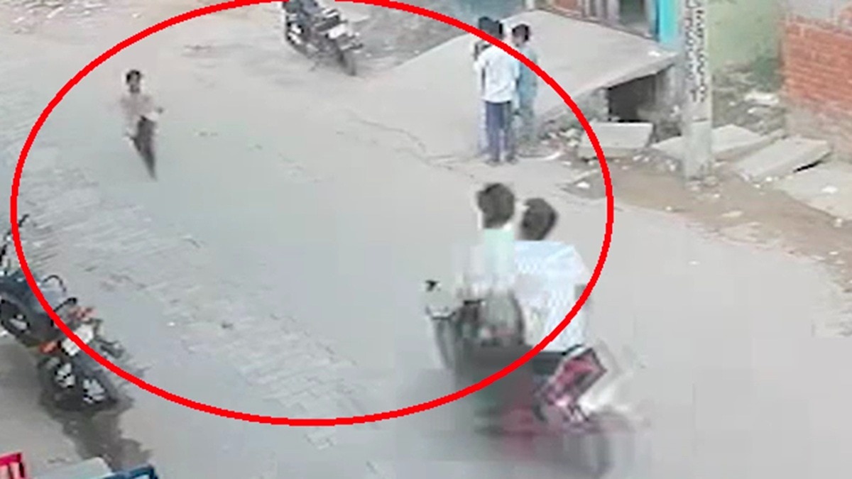 बाइक सवार ने 5 वर्षीय बच्ची को कुचला. (Photo: Screengrabs)
