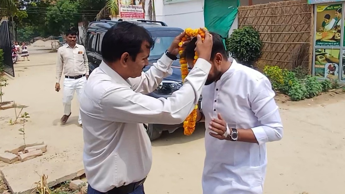आलाेक मौर्य इन दिनों जगह-जगह पर अपना स्वागत करा रहे हैं (Photo: ITG)