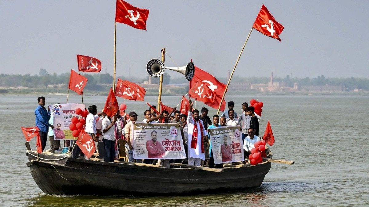 हुगली में सीपीआई (एम) ने कुछ यूं अंदाज में किया था प्रचार (Photo: PTI)