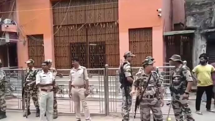 आसनसोल के दुर्गा मंदिर के सामने सुरक्षा बढ़ा दी गई है (Photo: ITG)