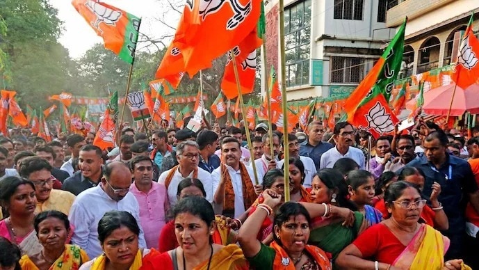 पश्चिम बंगाल विधानसभा चुनाव में भाजपा की शानदार जीत के बाद पार्टी के नेता सुवेंदु अधिकारी के साथ विजय जुलूस (File Photo)